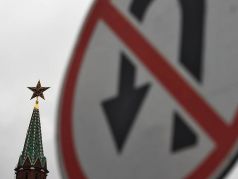 Спасская башня Кремля и дорожный знак 