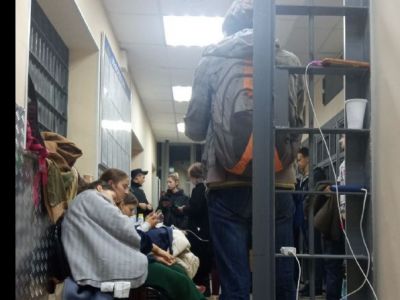 Задержанные в 18 отделе полиции Петербурга. Фото:"ОВД-Инфо"