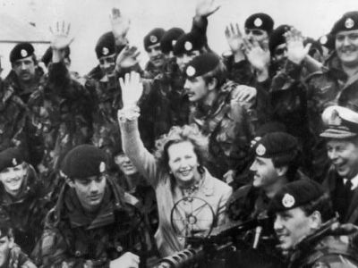 Маргарет Тэтчер на освобожденных Фолклендских о-вах, 1982. Фото: zn.ua
