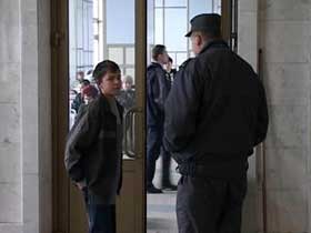 Подросток и сотрудник милиции. Фото: grandtv.ru (с)