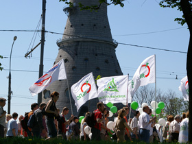 Демонстранты у телецентра. Фото Каспарова.Ru