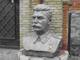 Подарок — бюст Сталина, фото с сайта taminfo.ru