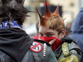 Антифашисты.Фото с сайта: svobodanews.ru