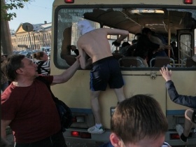 Нападение националистов на автобус мигрантов. Фото: baltinfo.ru