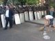 Уборка у баррикад, Ереван, 25.6.15. Источник - https://twitter.com/svaboda
