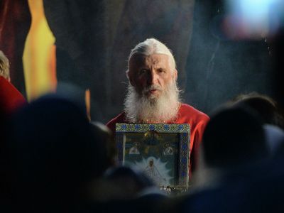 Лишенный сана схиигумен Сергий во время альтернативного Царского крестного хода. Фото: Павел Лисицын / РИА Новости