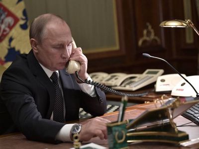 Владимир Путин у телефона. Фото: ТАСС