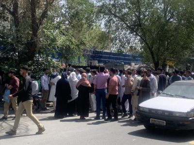 Люди, выстроившиеся в очередь, около посольства одной из стран в Кабуле. Фото: MSharif1990 / Twitter