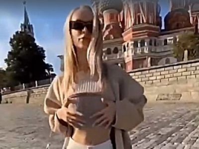Лолита Богданова (Lola Bunny) на фоне собора и Кремля. Скрин видео: sobesednik.ru