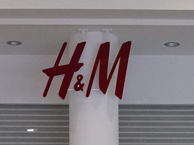 Логитип H&M. Фото: Дмитрий Коротаев / Известия