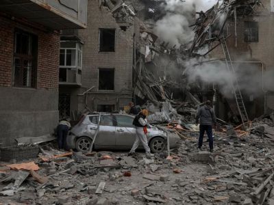 Местные жители осматривают обломки жилого дома, пострадавшего в результате удара российских войск в Харькове, 6 сентября 2022 года. Фото: Sofiia Gatilova / Reuters