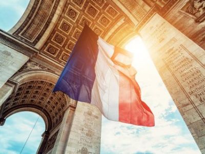 Триумфальная арка и флаг Франции. Фото: rg.ru