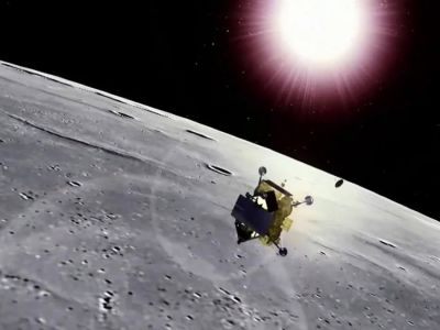 АМС "Луна-25" над Луной. Иллюстрация: Роскосмос