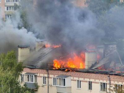 Пожар на крыше дома. Фото: mk-mosobl.ru