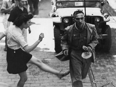 Пинок пленному немецкому солдату